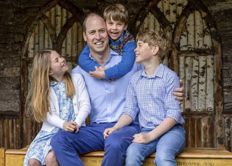 “Ti vogliamo bene papà”. Il debutto social dei figli di William e Kate    