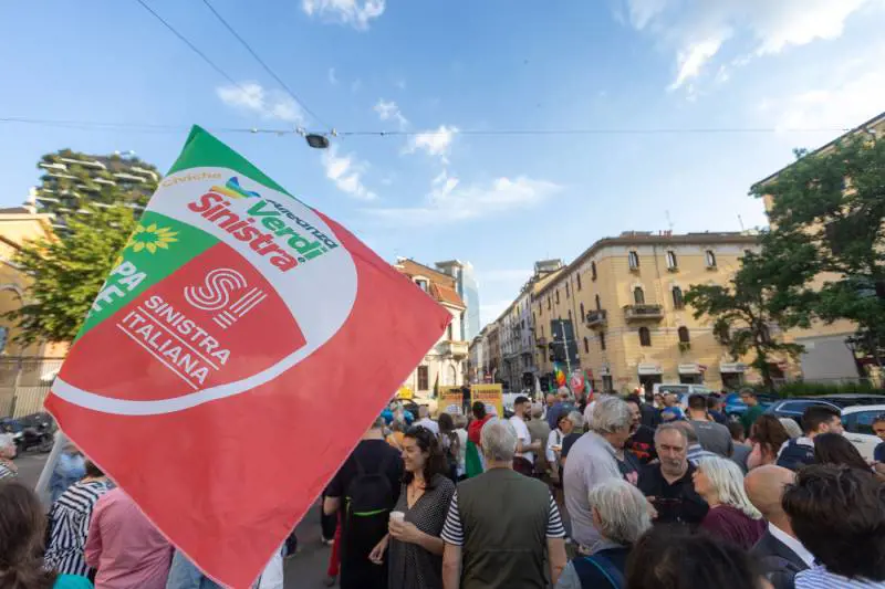 "Donne di destra addomesticate e manomesse", il post choc del candidato di Avs