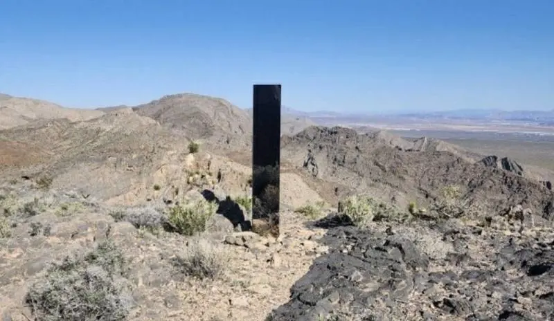 Spunta un nuovo monolite nel deserto: il nuovo mistero dopo gli avvistamenti del 2020