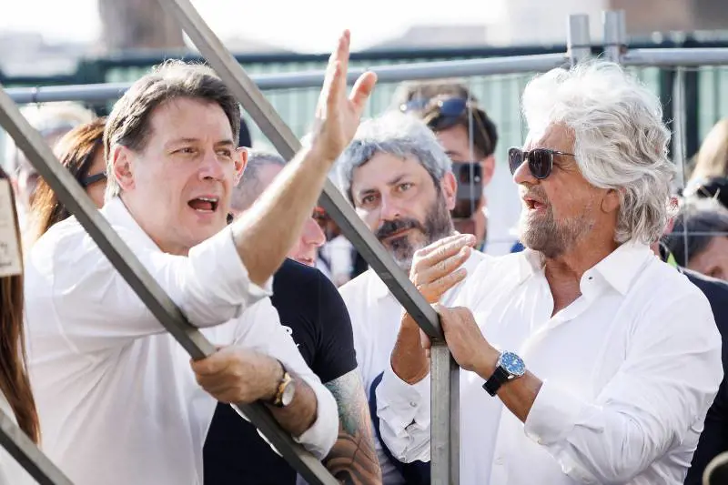 Grillo dichiara guerra a Conte. Così vuole riappropriarsi del simbolo del M5S
