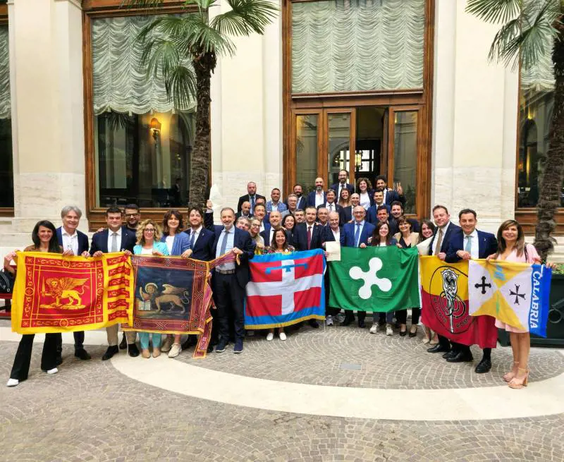 Arriva il sì all'autonomia. Barricate della sinistra che ora scopre il tricolore e prepara il referendum