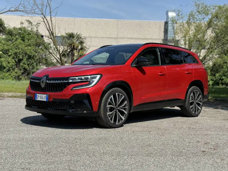 Renault Espace E-Tech: viaggiare con tutta la famiglia spendendo poco. A chi serve il diesel?