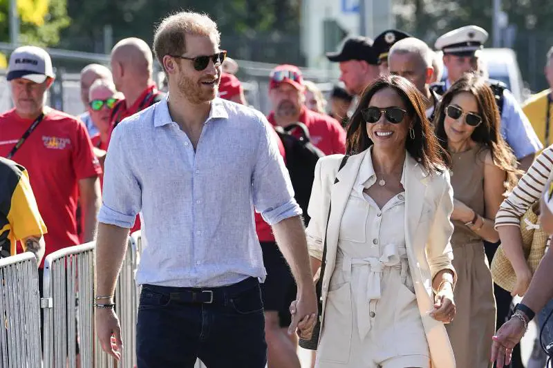 “In una posizione difficile”. Harry e Meghan accetteranno l’invito di Carlo a Balmoral?