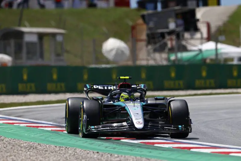 F1, nelle libere di Barcellona Hamilton la spunta su Sainz. Leclerc finisce sesto