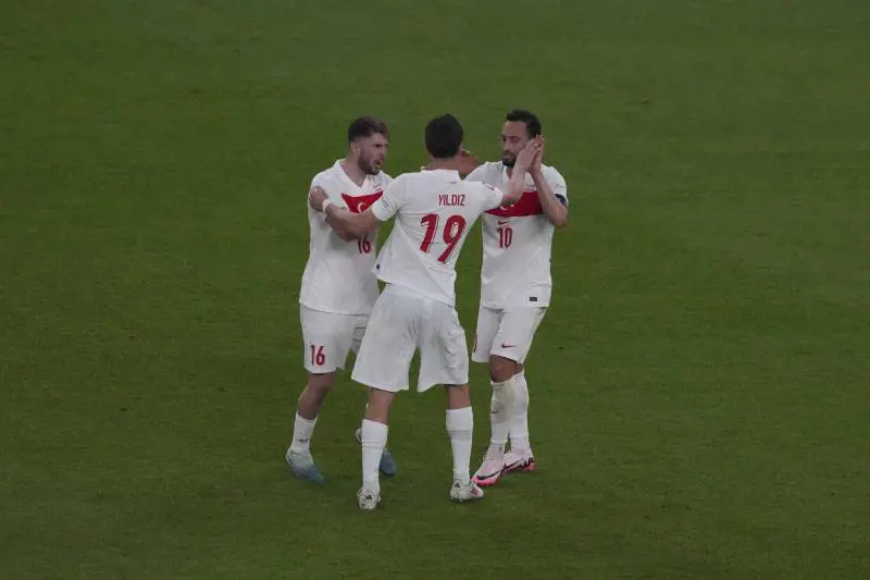 Euro 2024, Calhanoglu e Tosun mandano la Turchia agli ottavi: è 2-1 contro la Repubblica Ceca