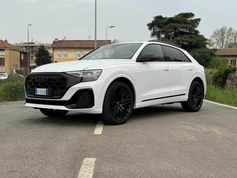 Audi Q8 2024: al volante del SUV-ammiraglia con il possente motore diesel V6 