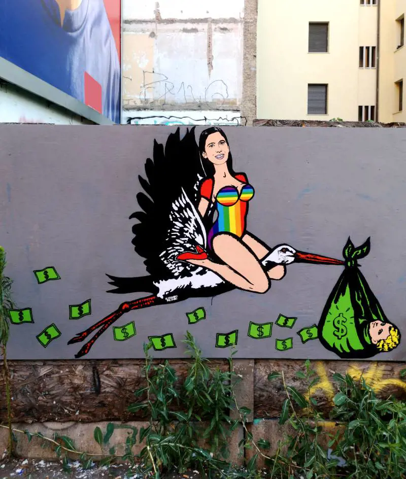 Schlein vola con la maternità surrogata: il murale Lgbt a Milano