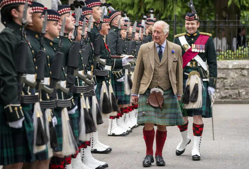Un tè per 150 sterline. Carlo III apre Balmoral ai turisti, ma William non è d’accordo