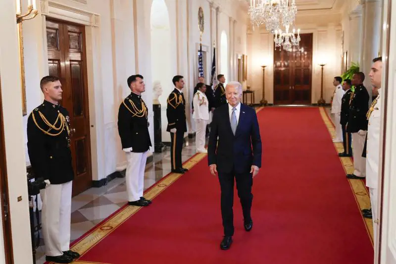 Mistero su Biden: "Valuta il ritiro. Kamala è pronta". Ira Casa Bianca
