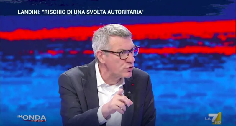 "Vogliono comandare, la democrazia è a rischio". Il disco rotto Landini lancia i soliti allarmi