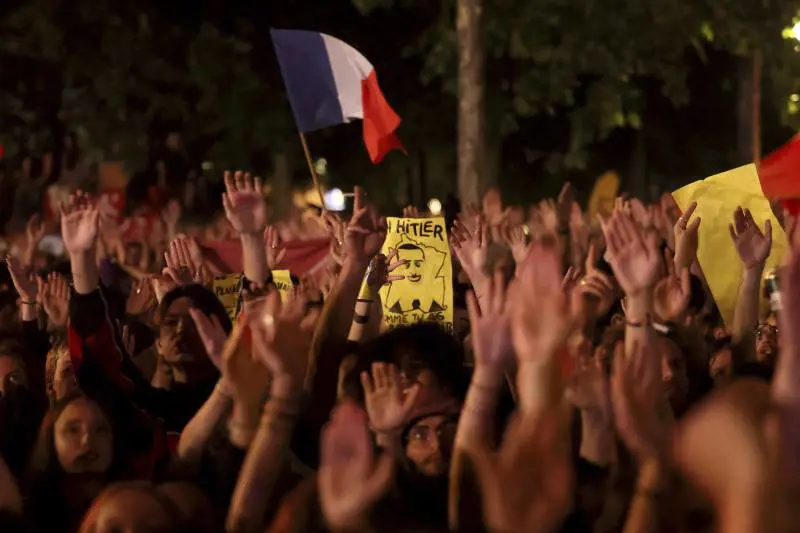 Francia, vietata manifestazione contro la destra davanti all'Assemblea. Le Pen: "Rischio Campidoglio"