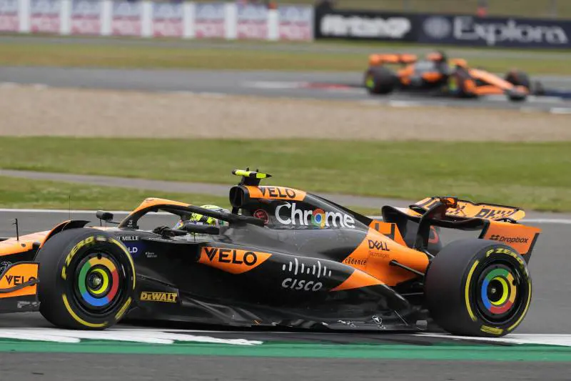 F1, in Inghilterra Norris è il più veloce nelle libere: Leclerc solo sesto, Sainz 8°