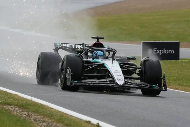 F1, a Silverstone tripletta inglese: pole Russell, Leclerc fuori al Q2, Sainz solo 7°