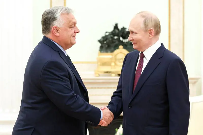 Orbán ospite scomodo. Dopo la visita a Putin attacca ancora la Nato: "Vogliono la guerra"