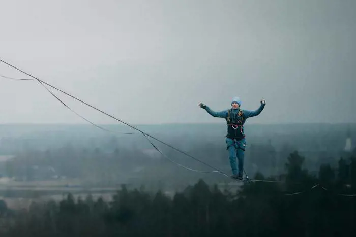 Un piede dopo l'altro su un cavo di 2 centimetri. L'equilibrio di Jaan per attraversare lo Stretto