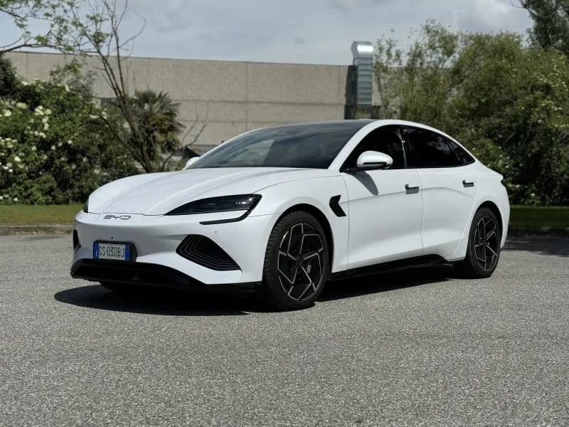 BYD Seal: la berlina elettrica da 530 CV che sfida Tesla Model 3