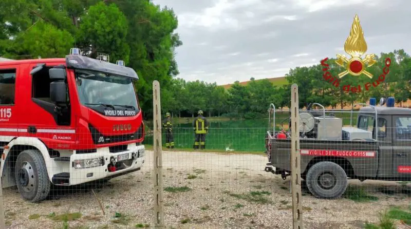 Carica la moglie malata in auto e si butta nel lago. Tragedia a Macerata