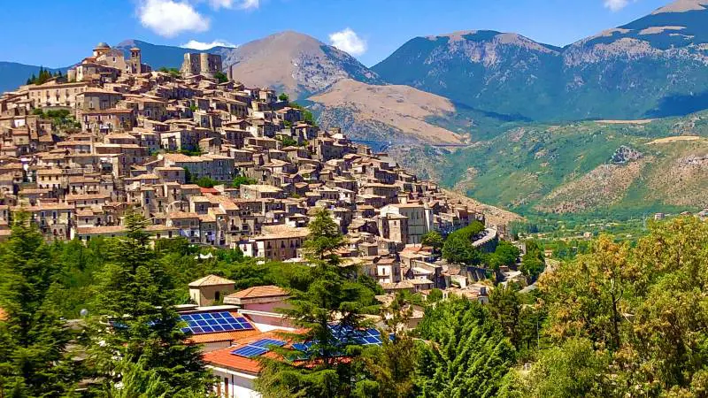 Peccioli, Maratea e Soave. I borghi conquistano i social