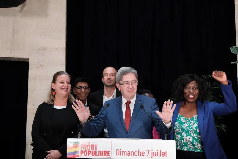 Francia, boom dell'estrema sinistra: "Governiamo noi". Le Pen fa flop e Attal si dimette