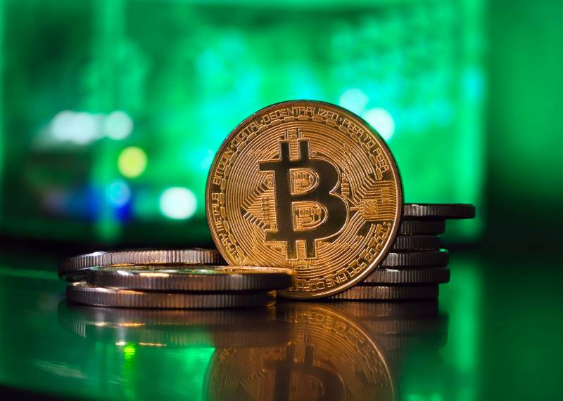 Bitcoin a 93mila, crollo del 13% dai massimi. Ecco cosa spinge le vendite