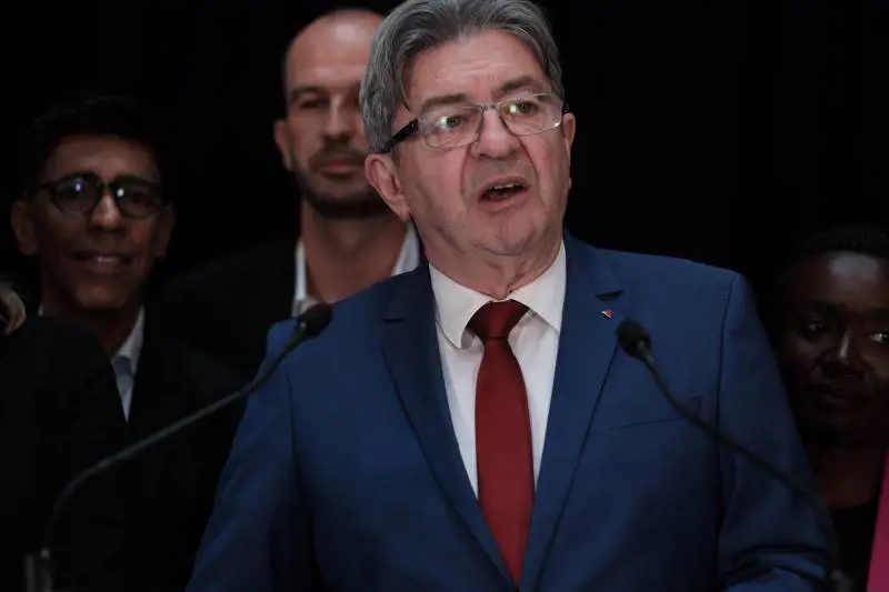 Mélenchon: "Il re s'inchini al Fronte". Le Pen: "Dal presidente circo indegno"