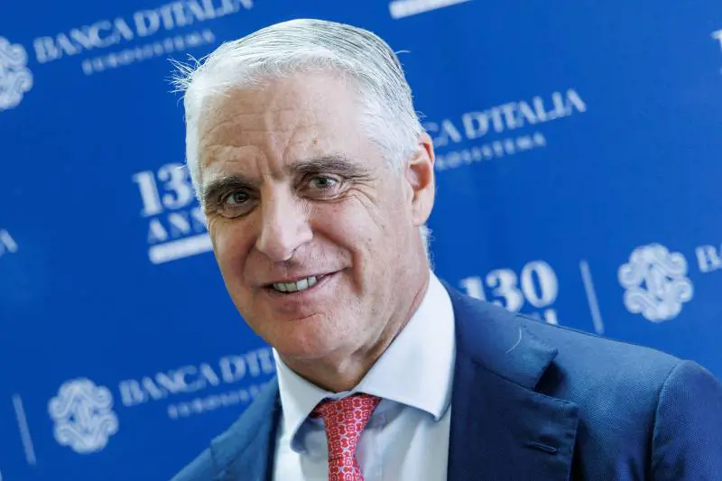 Unicredit concede un anno a Commerz