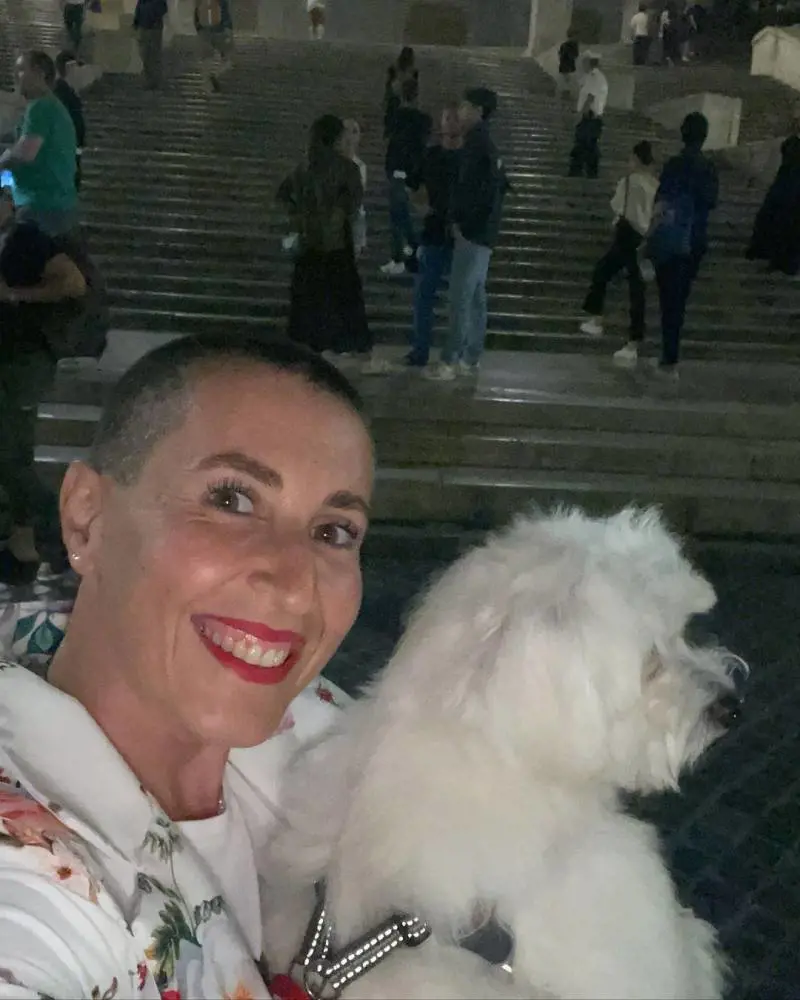 "Hai i capelli rasati, fascista". Ma la consigliera di FdI lotta contro la malattia