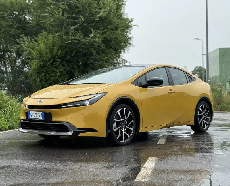 Toyota Prius 2024, più potenza, consumi da citycar e oltre 70 km di autonomia