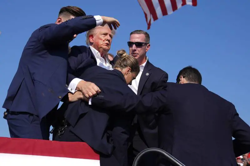 "Ho sentito un sibilo e la pelle squarciarsi". Trump racconta gli attimi dell'attentato