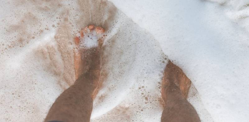 Camminare in acqua di mare