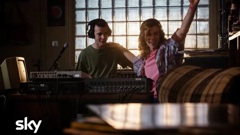 La serie tv sugli 883 e tutti gli altri titoli da vedere in streaming a ottobre