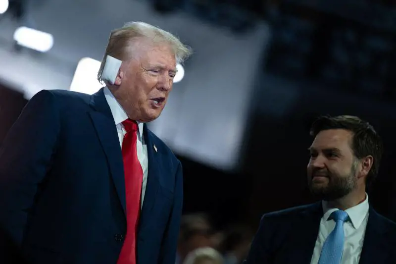 Donald indifeso: 007 nel mirino per i no ripetuti ai repubblicani