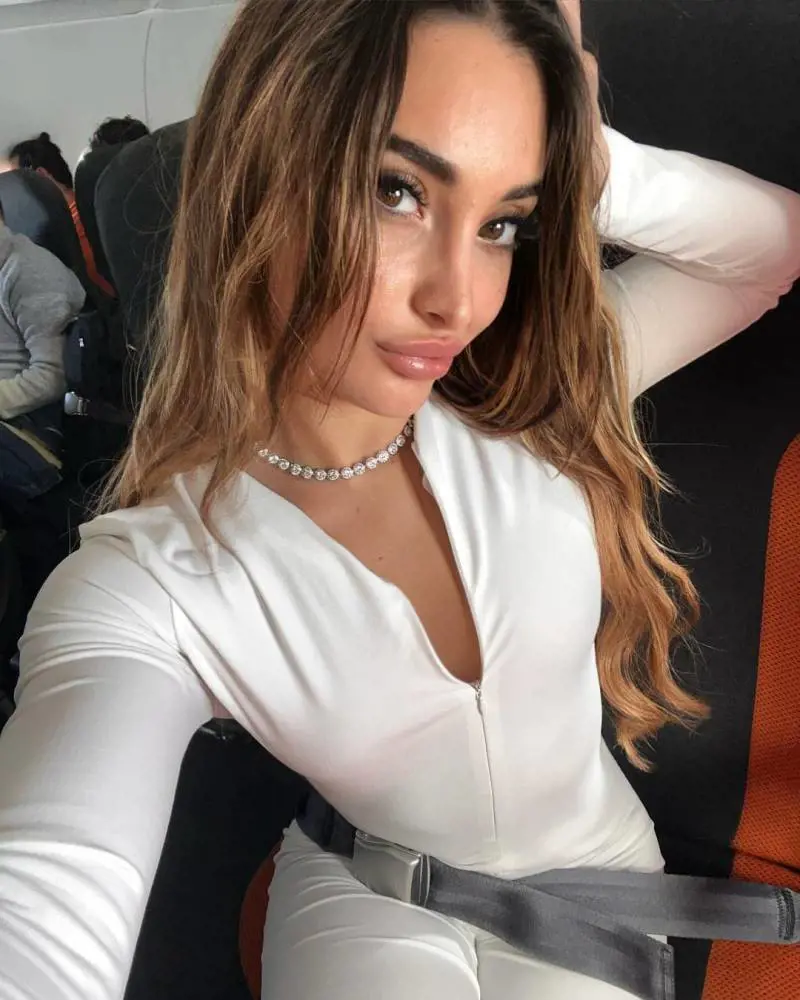 La pornostar Sara Diamante si pente e lascia il cinema hard: "Ambiente di solitudine e tristezza"