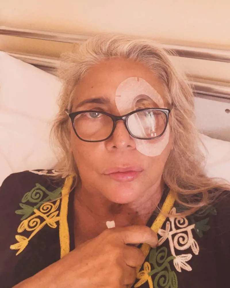 La foto con l'occhio bendato su IG, Mara Venier preoccupa i fan: "Mai tranquilla"