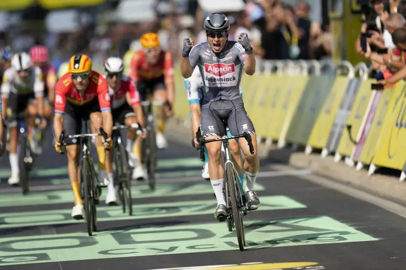 Tour, nella volata di Nimes domina Philipsen: Girmay a terra, Pogacar in giallo