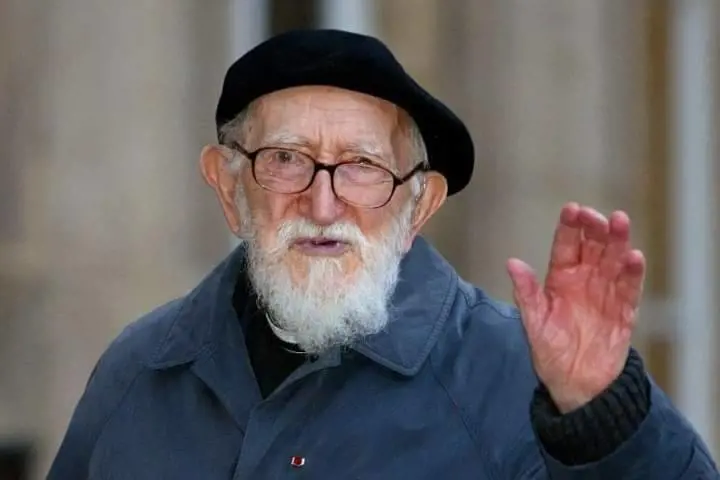 Choc in Francia, il sacerdote fondatore di Emmaüs accusato di molestie sessuali