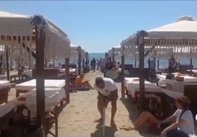 Concessioni balneari, gli attivisti occupano gli stabilimenti con la "presa della battigia"