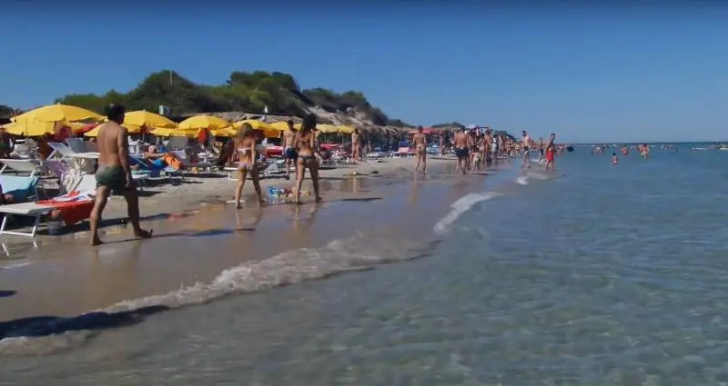 Trascina la 15enne in acqua per stuprarla, ma la folla interviene e minaccia di linciarlo