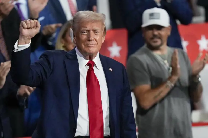 Trump attacca Harris e i dem si ricompattano: appoggio degli Obama e dei Clinton