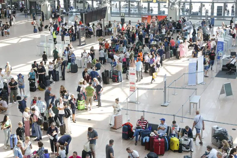 Caos Microsoft, problemi negli aeroporti: quali sono le compagnie rimaste a terra
