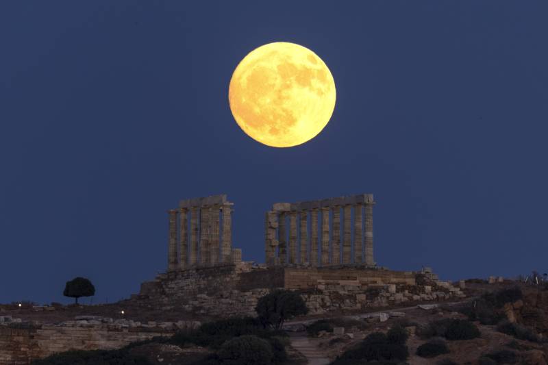 Occhi al cielo per lo spettacolo della Luna del Cervo: quando vederla e perché si chiama così
