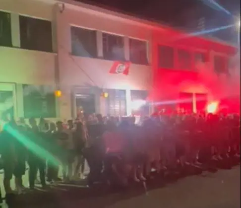 "Sei dei nostri?". Giornalista pestato da militanti di CasaPound. ​Meloni: "Violenza inaccettabile"