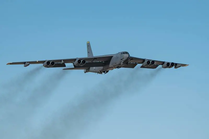 Jet di linea sfiora un bombardiere B-52 e vira all’improvviso: “Nessuno ci aveva avvisati”