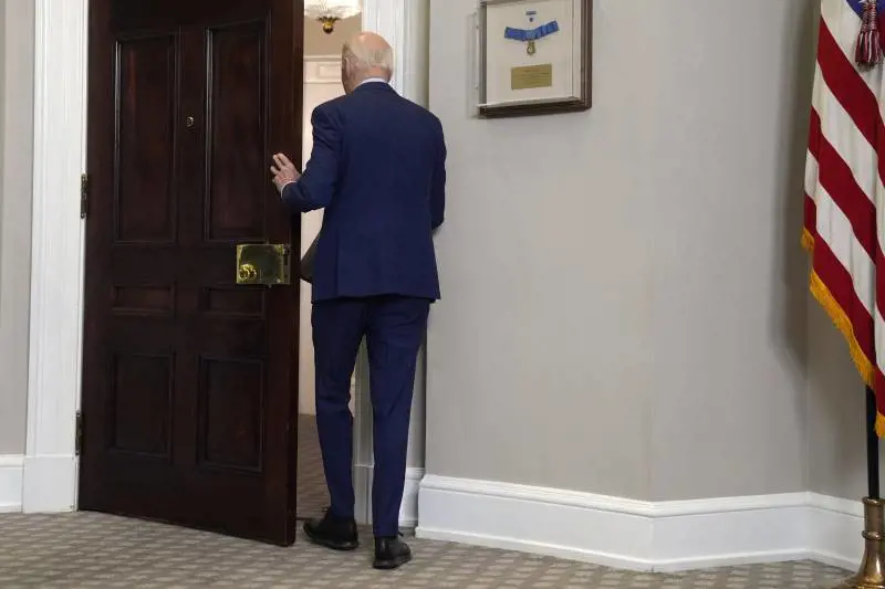 Biden molla e si ritira dalla corsa. "È nell'interesse del mio Paese"