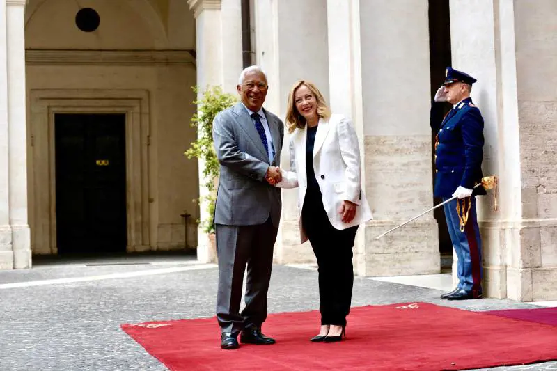 Nato, l'Italia vuole rifarsi sull'inviato al Sud. Meloni a muso duro contro Stoltenberg
