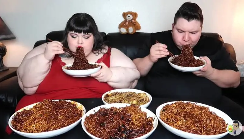 Ingozzarsi davanti a una telecamera, il pericoloso fenomeno del mukbang