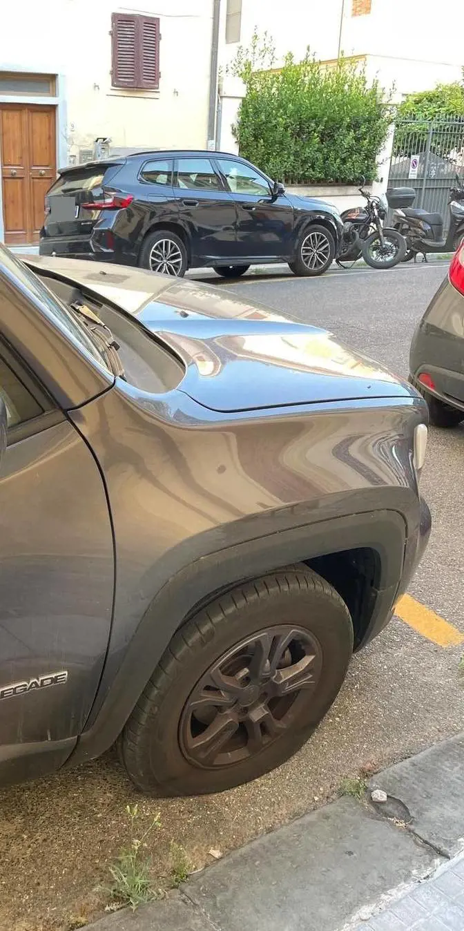 Una delle auto vandalizzate