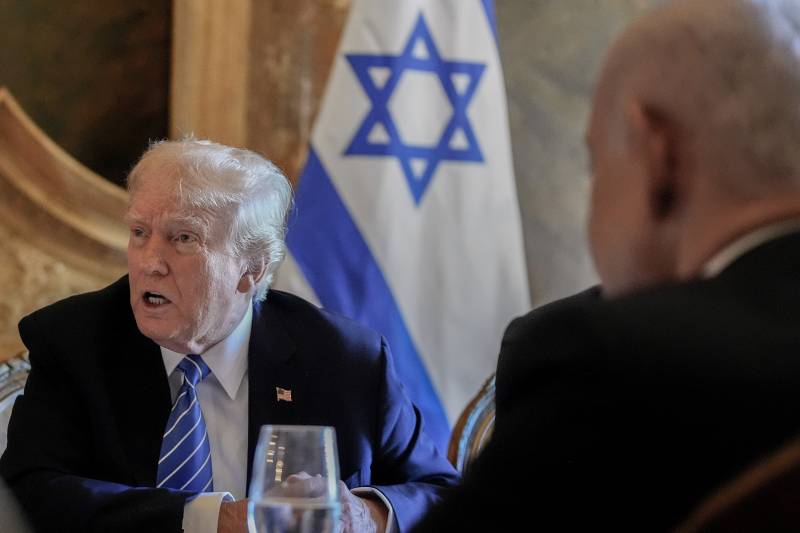 Trump incontra Netanyahu senza benda e gli mostra la ferita