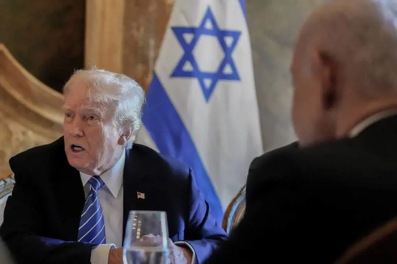 Trump incontra Netanyahu senza benda e gli mostra la ferita