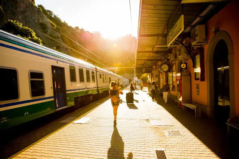 Ritardo dei treni regionali, dal 2025 arrivano i rimborsi automatici: ecco come funziona